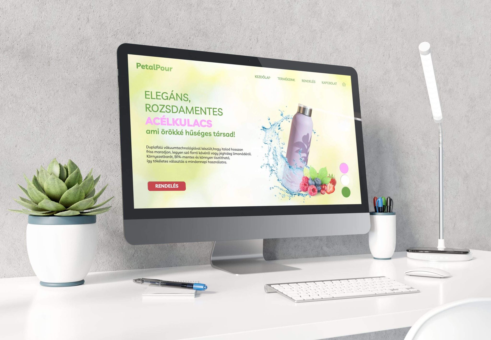 PetalPour acélkulacs weboldal, elegáns rozsdamentes pohár, modern irodai asztal.