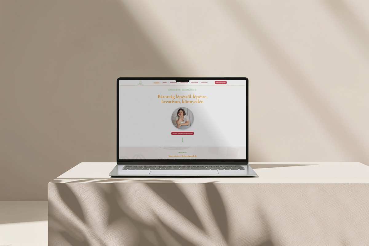 Okosan Online weboldal laptopon, bátorság és kreativitás témájú oldal.